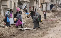 لاجئون من مخيم نور شمس يحملون مقتنياتهم بعد إخلاء الاحتلال لمنازلهم – أرشيفية -