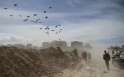 مسرحية "الإنزال الجوي" للمساعدات بغزة