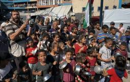 أطفال يصطفون للحصول على وجبة طعام مجانية في غزة