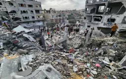 آثار القصف الإسرائيلي على مربع سكني بغزة