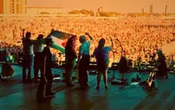 فنانون عالميون يرفعون علم فلسطين على مسرح الغناء