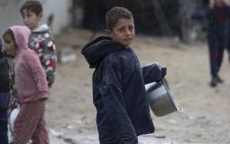 طفل من غزة يعاني من البرد