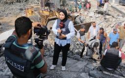 الصحفيون أثناء إعداد تقرير صحفي خلال الحرب