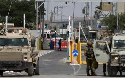 حواجز عسكرية تخنق رام الله واقتحام يتخلله إطلاق غاز في بلدة المغير