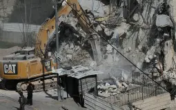 عدوان متواصل على مخيم قلنديا وحصار خانق لبلدة حزما شمال القدس