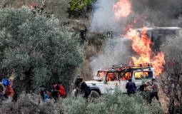 مستوطنون يحرقون جرافات ومركبة في عوريف ويصعّدون اعتداءاتهم في نابلس ورام الله