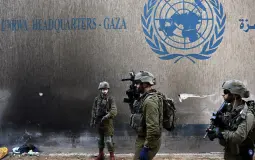 الاحتلال أمام مركز الأونروا في غزة