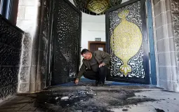 مستوطنون يحرقون مسجدا في نابلس