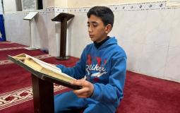 الطفل عبادة أبو حمام يحقق أمنية والده الشهيد بحفظ القرآن كاملًا