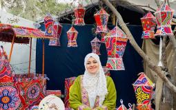 نازحة غزية تصنع فوانيس رمضان من كراتين المساعدات
