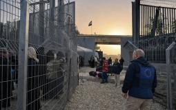 هآرتس: مليشيات غزة تتعمد إذلال العائدين عبر معبر رفح بتنسيق إسرائيلي