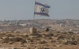 مستوطنون يرفعون علم "الهيكل" في بؤرة جديدة قرب مخماس