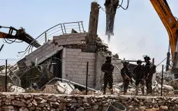 الاحتلال يهدم عمارة سكنية مأهولة جنوب الخليل ويشرّد أكثر من 40 فردًا