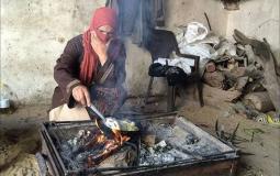 في اليوم العالمي للمرأة.. نساء غزة يصارعن الدخان السام لإتمام إفطار عائلاتهن