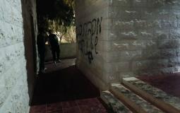 مستوطنون يحرقون مسجدًا في قرية دوما ويخطون شعارات معادية