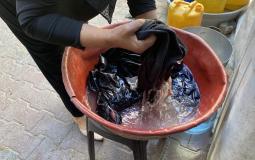 أصابعٌ متعبة وظهورٌ منحنية.. الغسيل اليدوي يختصر معاناة نساء غزة