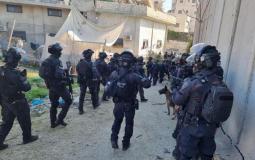 الاحتلال يداهم صيدلية في عناتا ويغلقها شمال شرق القدس