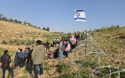 أطفال "أم الخير" بمسافر يطا يعتصمون رفضا لإغلاق المستوطنين مدرستهم