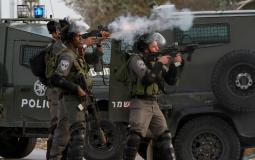 اختناق طلبة بالغاز في مسافر يطا بعد إغلاق مستوطنين طريق مدرستهم