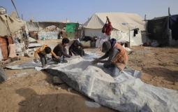 عائلة غزية تحوّل خيمتها إلى ورشة إسمنت بسيطة لتأمين لقمة العيش