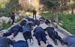 مستوطنون يؤدون ما يُعرف بـ”السجود الملحمي” قبالة مسجد قبة الصخرة، خلال اقتحامهم المسجد الأقصى