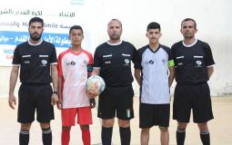 الحكم محمود أبو حصيرة على يمين الصورة