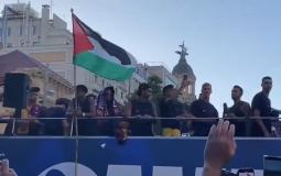علم فلسطين يرفرف فوق حافلة برشلونة ولامين يامال يتصدر المشهد