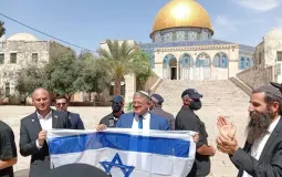 الإرهابي بن غفير يقتحم المسجد الأقصى ويرفع علم الاحتلال في باحاته