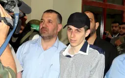 القائد القسامي الكبير محمد الجعبري، والأسير جلعاد شاليط