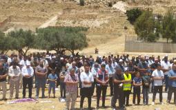المئات يؤدون الجمعة في أراضيهم المهددة بالاستيلاء في الخليل