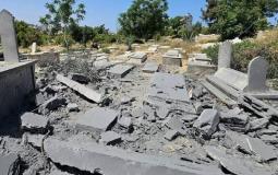 قبور مدمرة جراء عدوان الاحتلال المتواصل على غزة