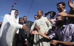 الشيخ حمد بن خليفة آل ثاني خلال زيارته التاريخية لغزة