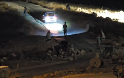 مستوطنون يغلقون الطريق المؤدي إلى قرية أم الخير في مسافر يطا جنوب الخليل