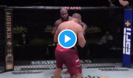 مقاتل أمريكي بصق في طعام خصمه الروسي وأسقطه بالقاضية