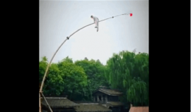 رجل يرقص على عود خيزران