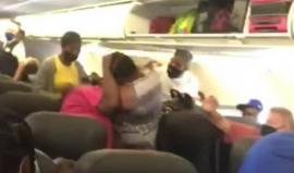 جدال على مقعد يتحول إلى عراك بالأيدي بين سيدتين على متن طائرة..