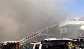 حريق كبير بسفينة تابعة للبحرية الأمريكية في سان دييغو