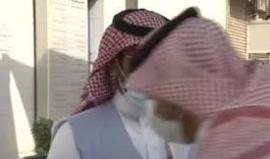 مراسل سعودي يسقط على الهواء مباشرة