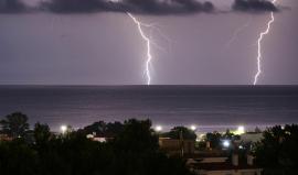 مشهد مثير للرهبة.. هل سبق أن شاهدت عاصفة رعدية من السماء - تلعب العواصف الرعدية دورا رئيسا