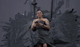 نجم هوليوودي يضع نفسه عاريا في لوحة إعلان مرتفعة