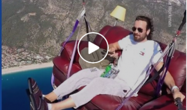 طار بأريكته على ارتفاع 1700 متر ليشاهد توم وجيري