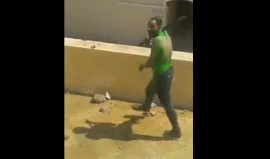 لحظة تصفية رجل اخضر يحمل سيفا اقتحم مدينة الإنتاج الإعلامي بعد طعنه شرطيين