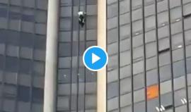 شاب يتسلق ناطحة سحاب بيديه العاريتين