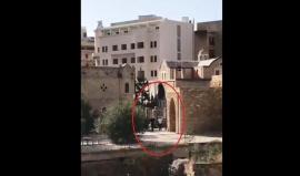 شخص بزي مدني يطلق الرصاص الحي على محتجين في لبنان