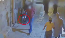 لحظة تنفيذ عملية الطعن قرب باب حطة بالقدس المحتلة