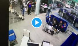 صد أب الرصاص عن أطفاله الثلاثة