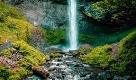 شلالات تتدفق باتجاه معاكس نحو السماء وسط عاصفة ضخمة