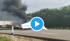 تحطم طائرة مدنية كبيرة على طريق للسيارات