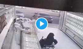 لص يسرق محل للذهب