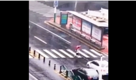 طفل يعبر طريق عام ويقوم بـ 3 حركات غريبة